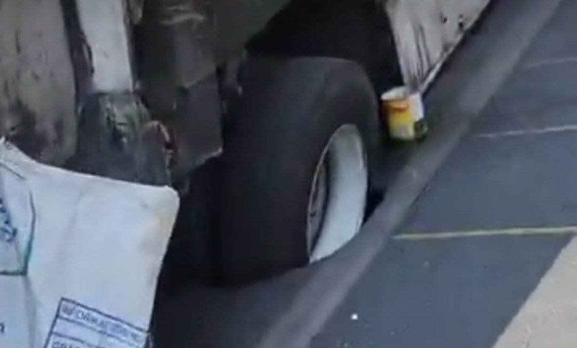 Se abre socavón y hunde camión en Nezahualcóyotl
