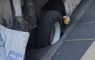Se abre socavón y hunde camión en Nezahualcóyotl