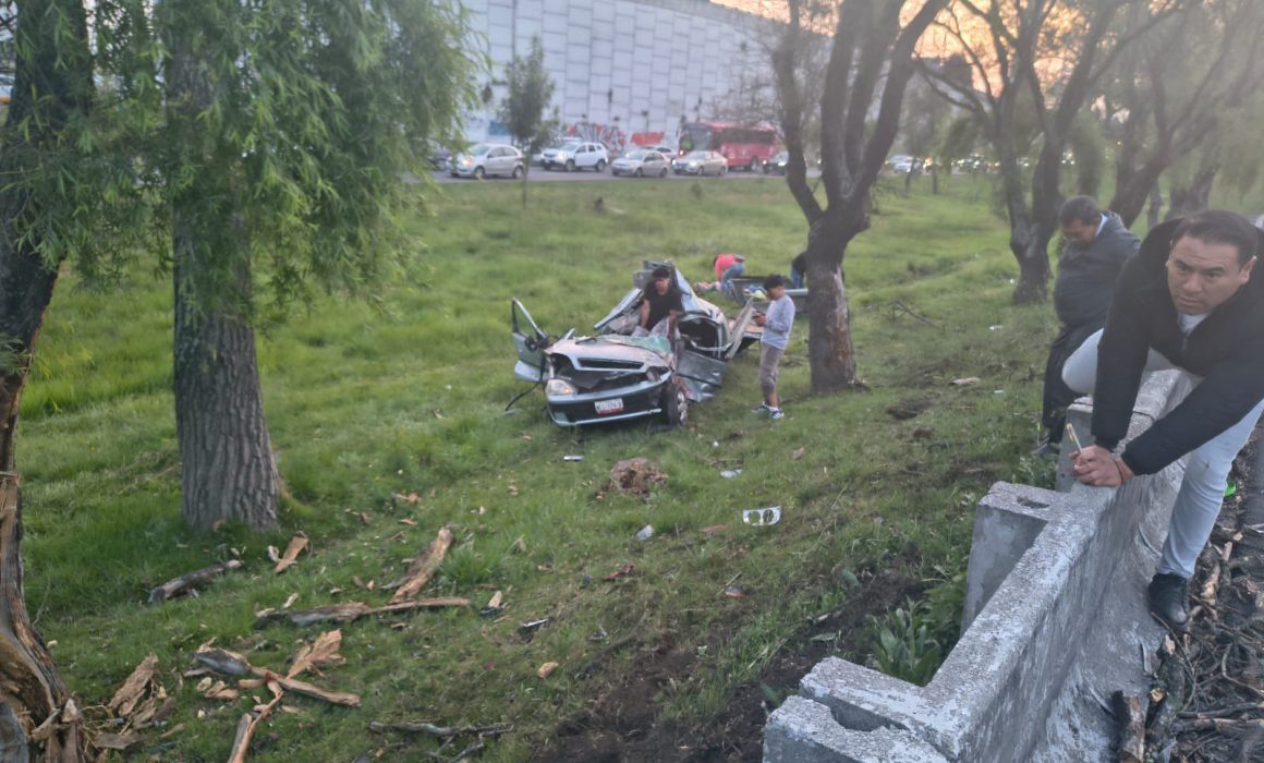 Se movilizan cuerpos de emergencia de Toluca por volcadura en Tollocan