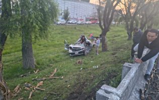 Se movilizan cuerpos de emergencia de Toluca por volcadura en Tollocan