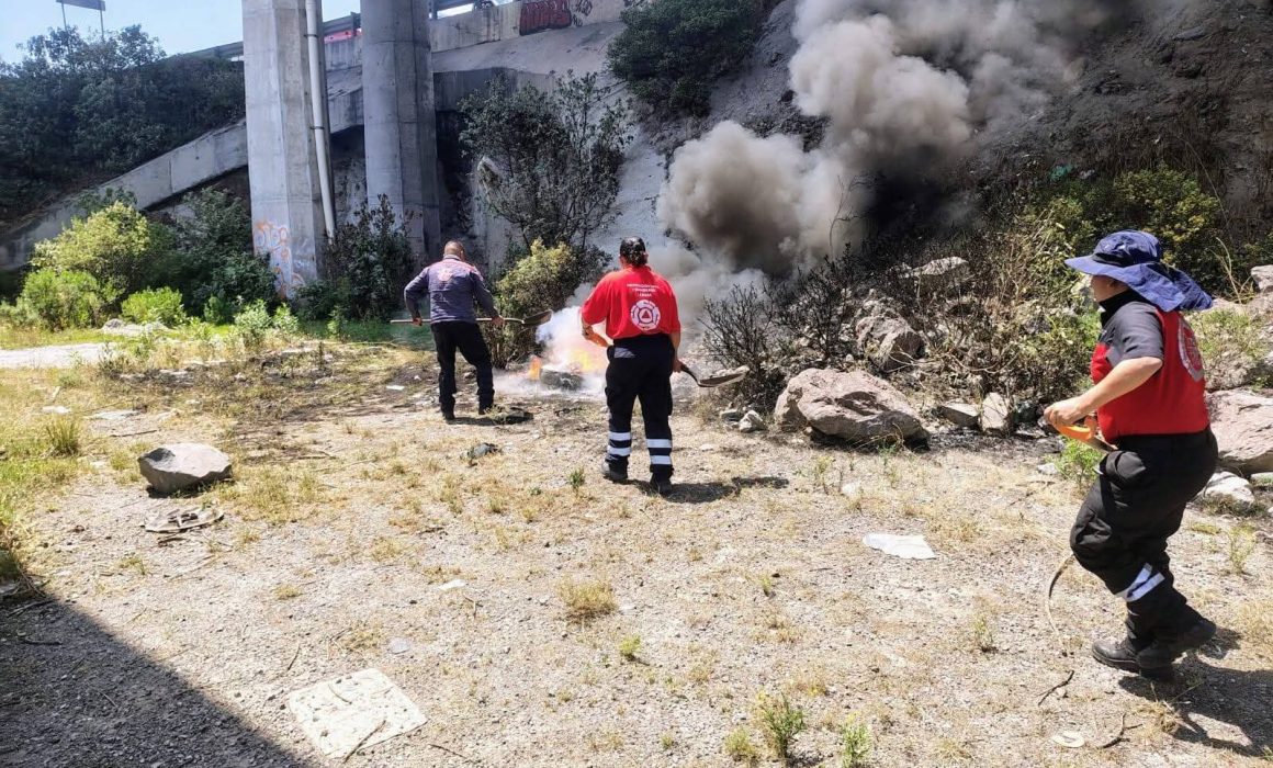Sofocan incendio de llantas y basura en zona de Outlet Lerma