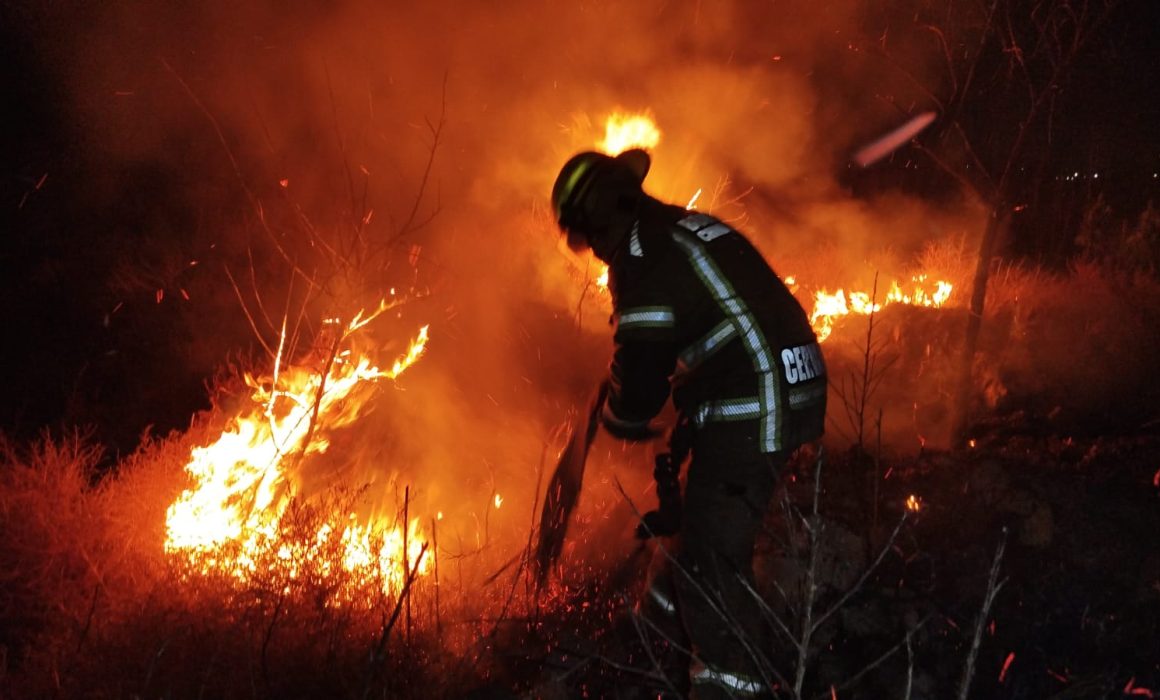 Sofocan incendio de pastizal en Chimalhuacán