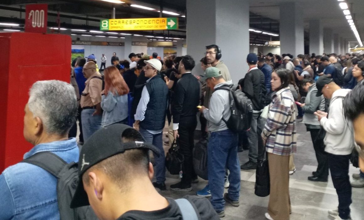 Sufren mexiquenses en su regreso a casa por fallas del Metro