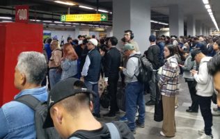 Sufren mexiquenses en su regreso a casa por fallas del Metro