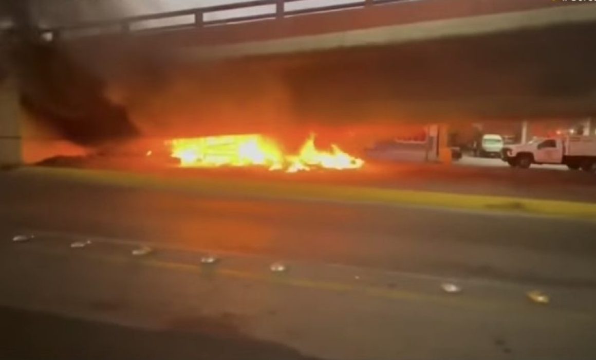 Suspenden servicio de Mexibús L2 por incendio en bajopuente de Ecatepec