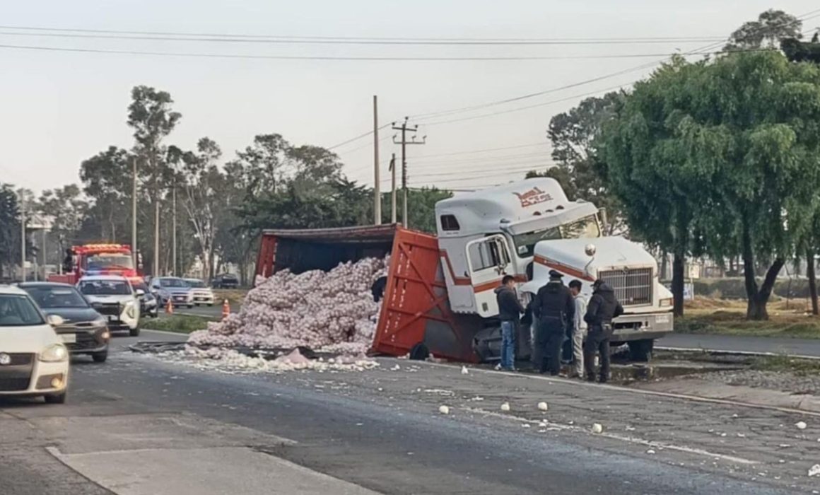 Vuelca camión con cebollas en la Toluca-Palmillas y provoca caos vial