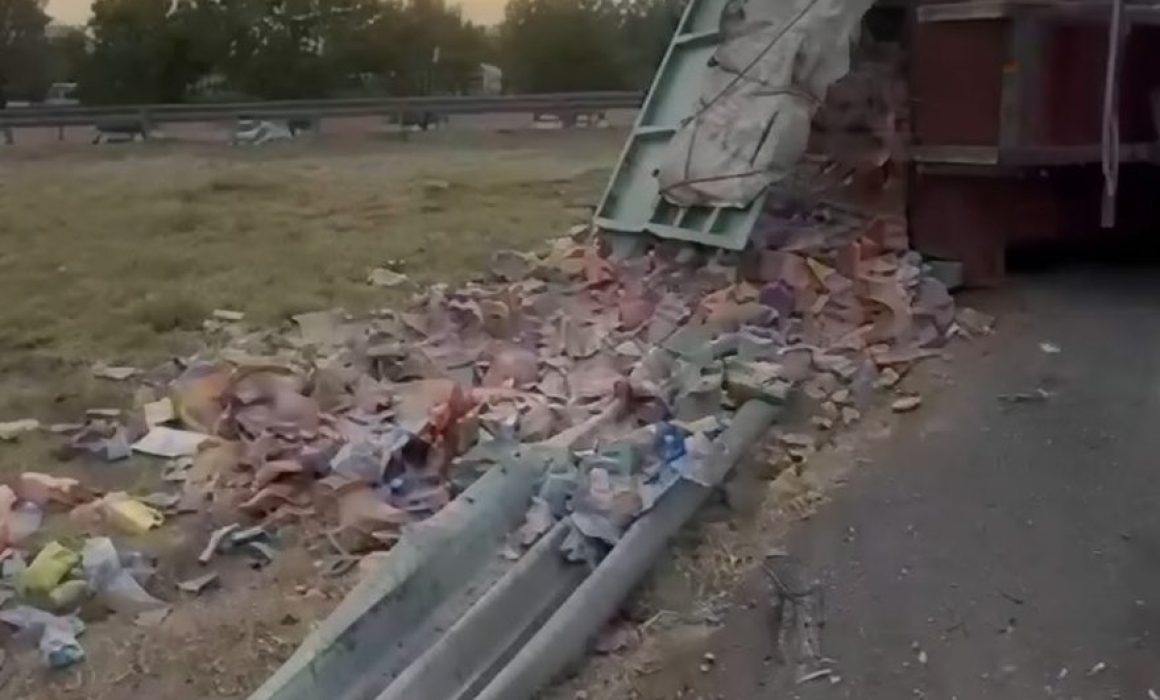 Vuelca camión de basura en la México-Pirámides