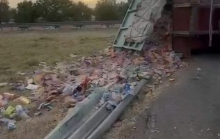 Vuelca camión de basura en la México-Pirámides