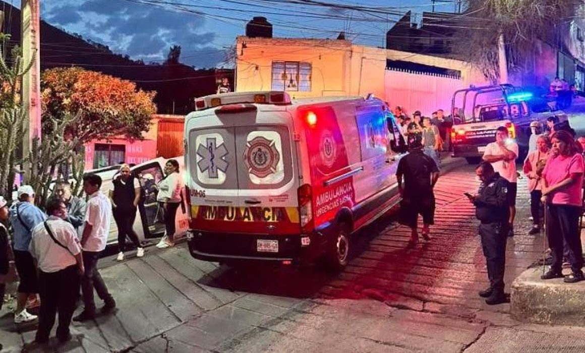 Vuelca combi de pasajeros en Tlalnepantla y deja heridos
