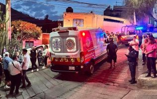 Vuelca combi de pasajeros en Tlalnepantla y deja heridos