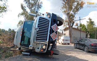 Vuelca pipa de PEMEX en vías del tren en Teoloyucan