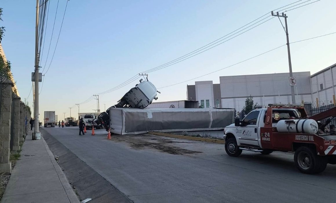 Vuelca tráiler en Tepotzotlán y colapsa el tráfico frente a Amazon