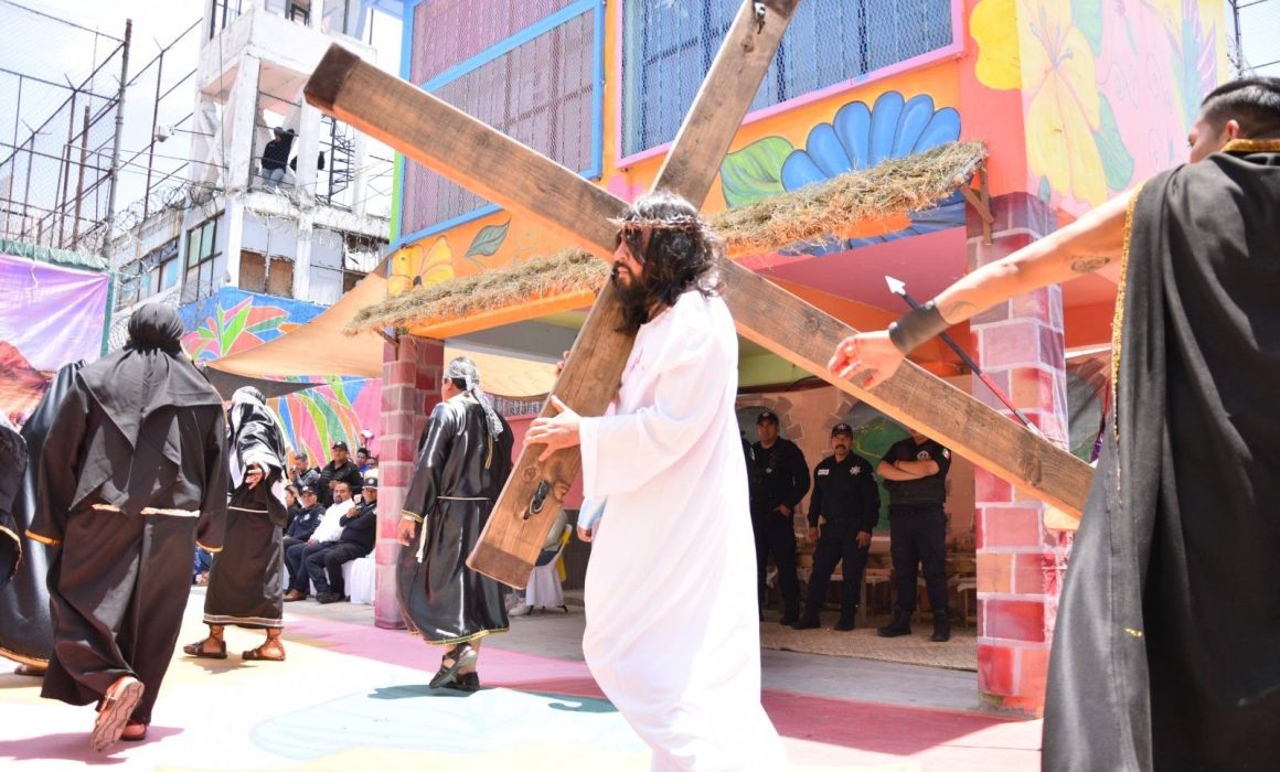 Buscan redención tras las rejas: recrean Viacrucis en penales de Edomex