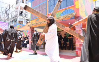 Buscan redención tras las rejas: recrean Viacrucis en penales de Edomex