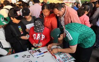 Abarrotan el Teatro Algarabía en evento convocado por Paco Mercado