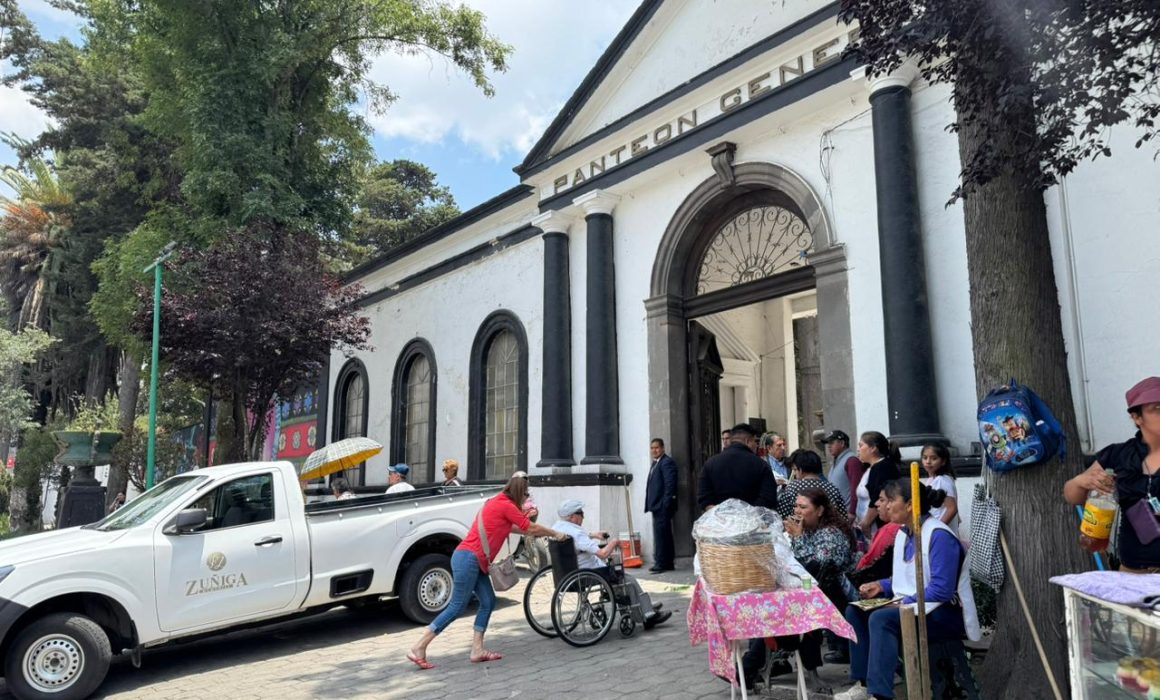 Acompañan mexiquenses a sus madres fallecidas en panteones y cri