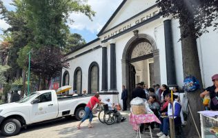 Acompañan mexiquenses a sus madres fallecidas en panteones y cri