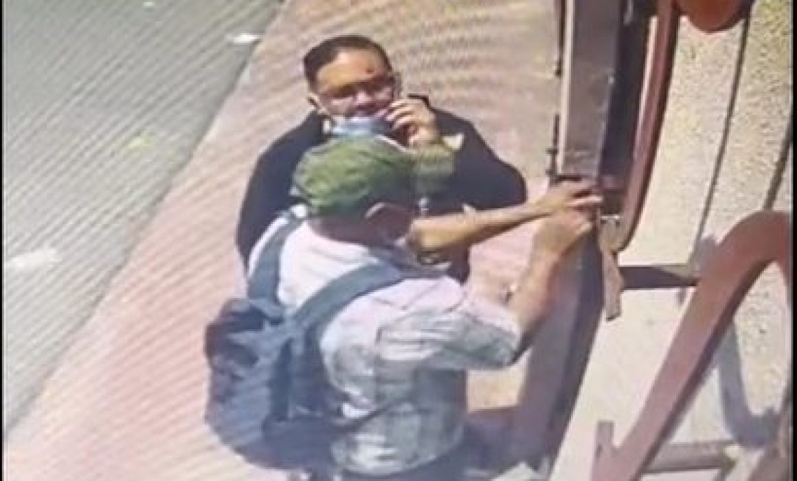 Alertan por presuntos ladrones en Texcoco; fingen repartir paquetes