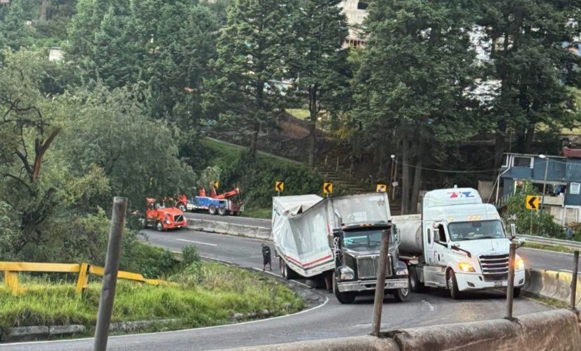 Amanece cerrada la carretera Libre México-Toluca por tráiler atravesado