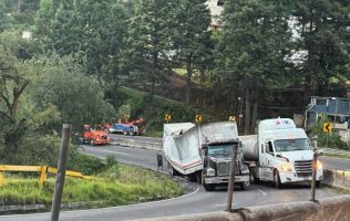 Amanece cerrada la carretera Libre México-Toluca por tráiler atravesado