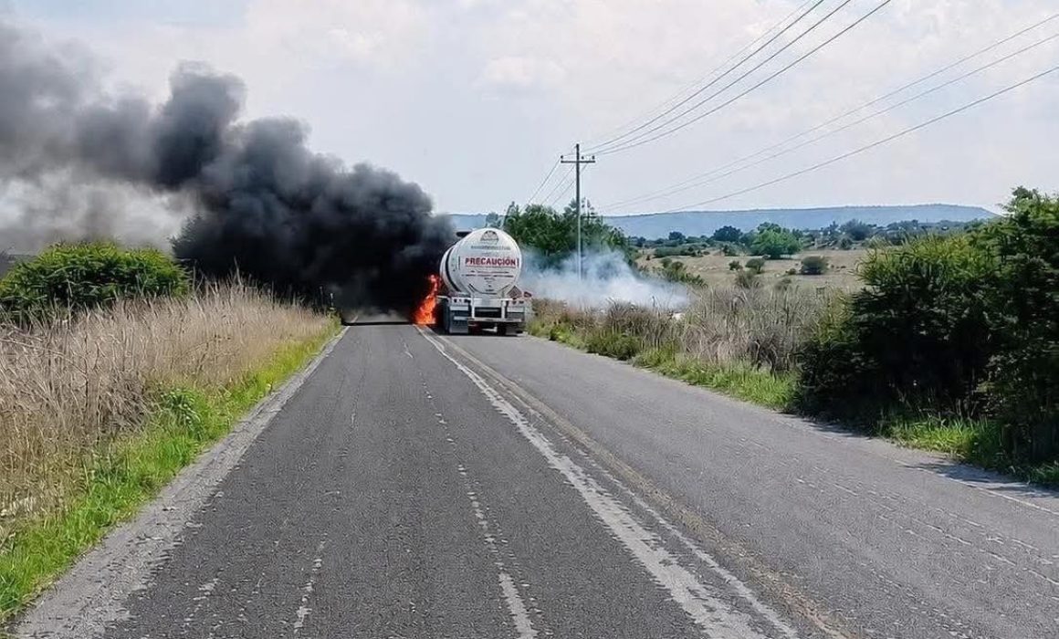 Arde pipa cargada con combustible y genera temor en Huehuetoca