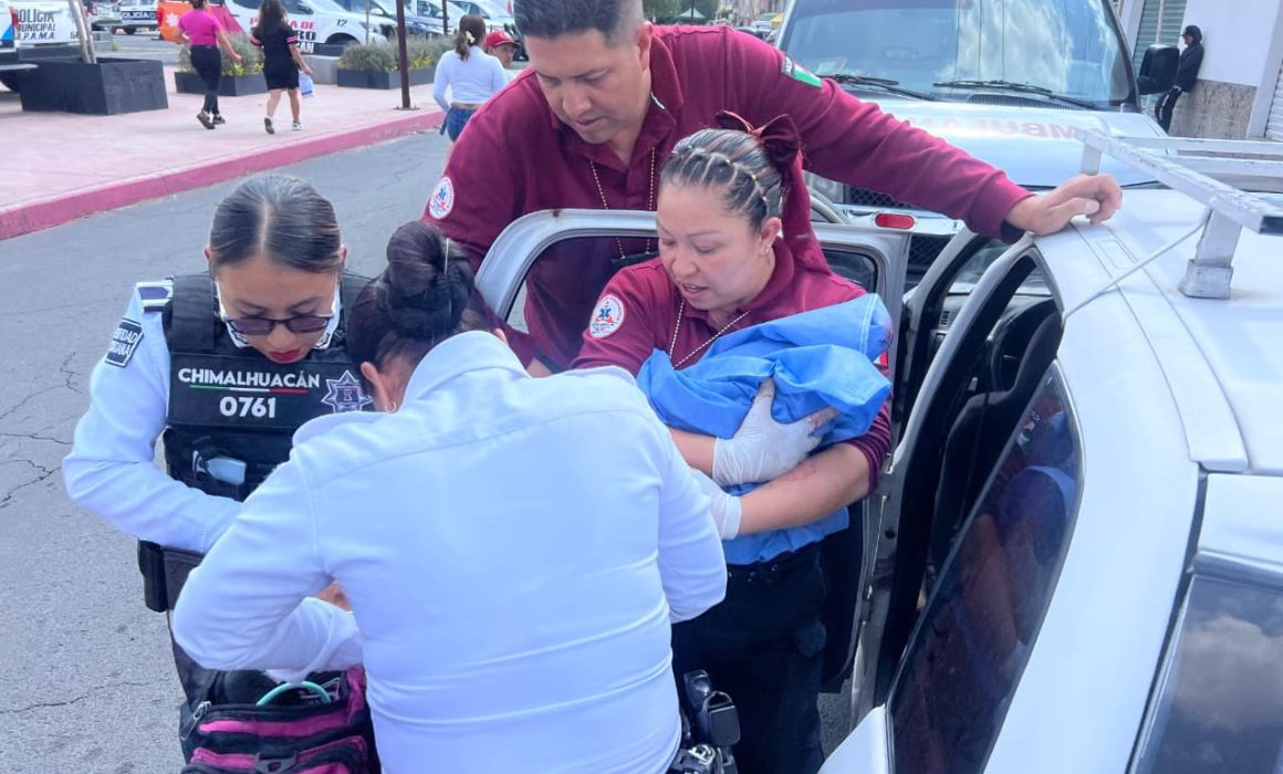 Auxilian policías de Chimalhuacán a mujer durante parto en vía pública