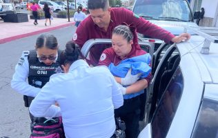 Auxilian policías de Chimalhuacán a mujer durante parto en vía pública