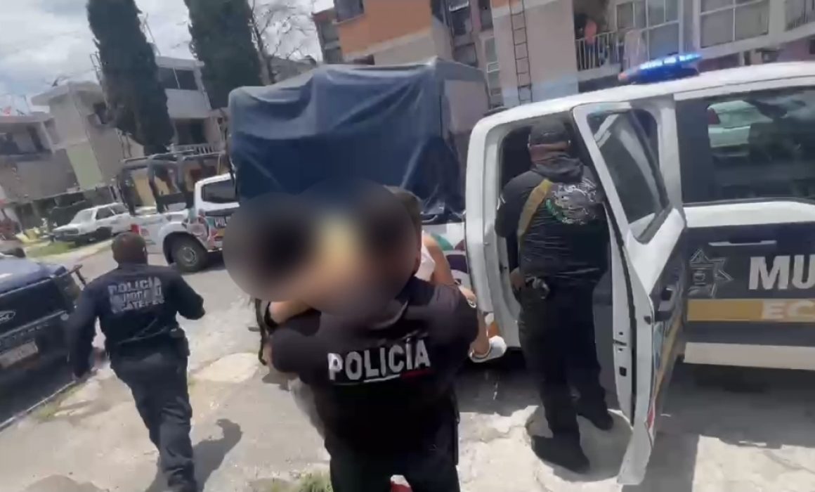 Auxilian policías de Ecatepec a joven madre tras dar a luz en casa