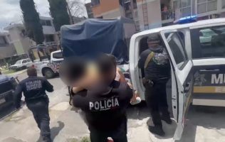 Auxilian policías de Ecatepec a joven madre tras dar a luz en casa