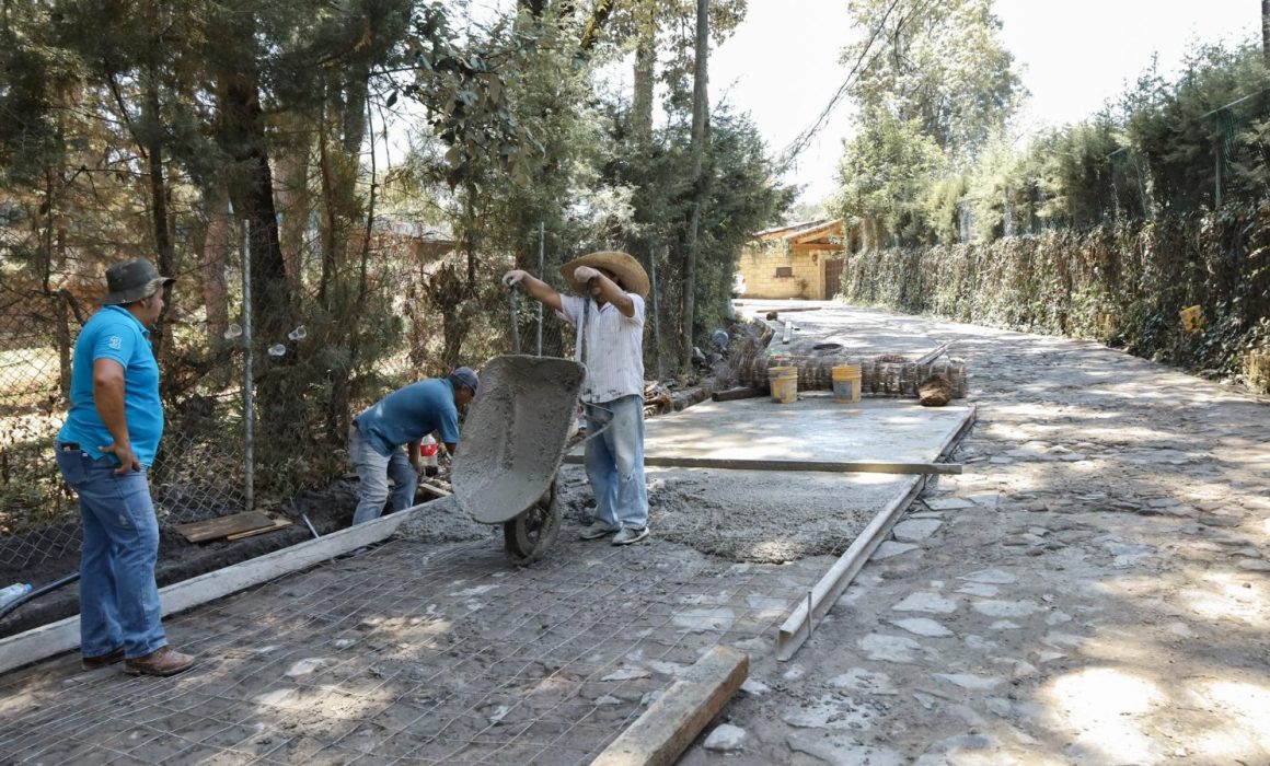 Avanza en Valle de Bravo modernización del camino hacia Peña Blanca