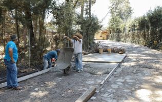 Avanza en Valle de Bravo modernización del camino hacia Peña Blanca