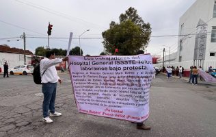 Bloquea calles personal médico del ISSSTE Toluca por abusos laborales