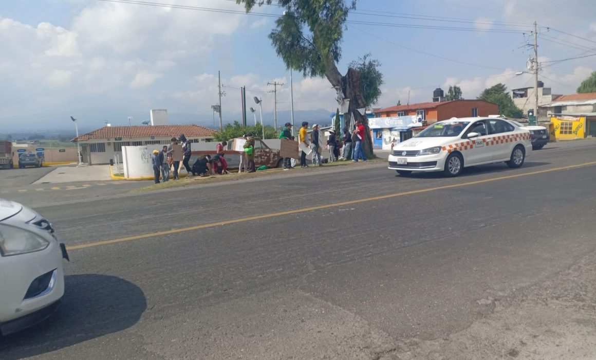 Bloquean la Toluca-Zitácuaro por la desaparición de dos jóvenes