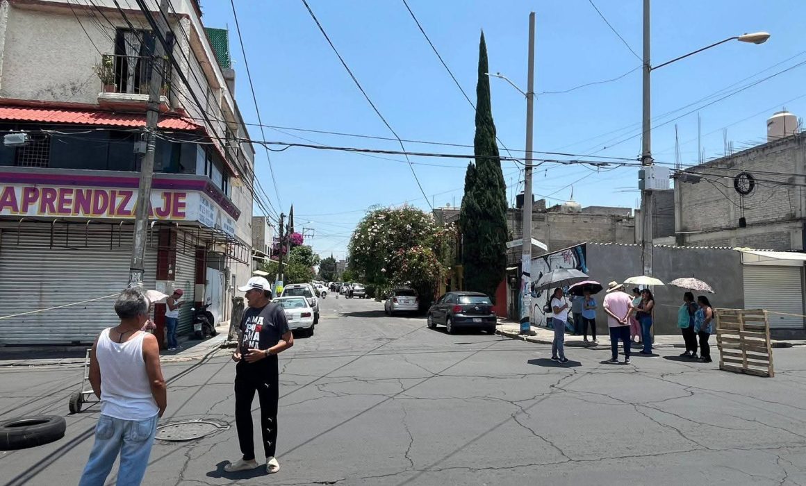 Bloquean vecinos avenida por falta de agua en Nezahualcóyotl