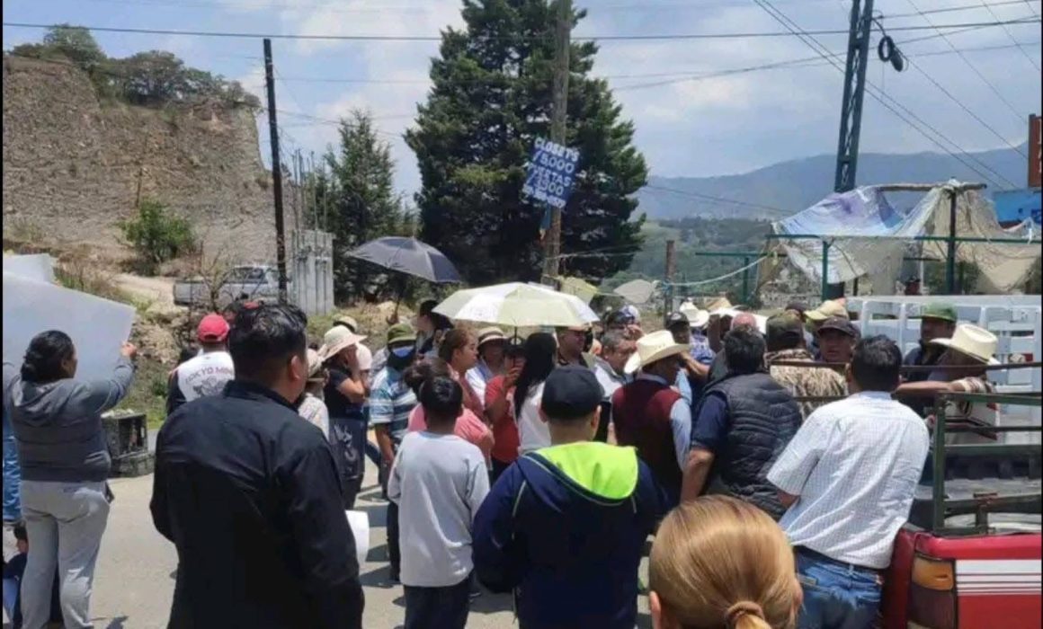 Bloquean vecinos de Xonacatlán vialidad; exigen clausura de basurero