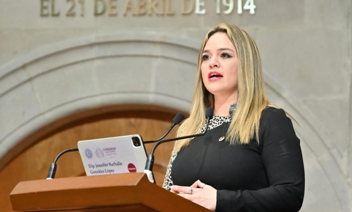 Busca Jennifer González vivienda digna para policías y personal de salud