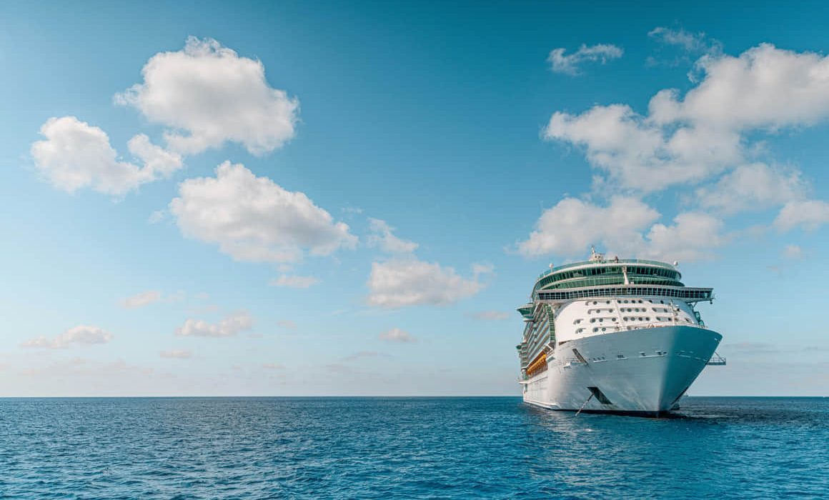 Buscan a turistas que bajaron de crucero infectado con hantavirus