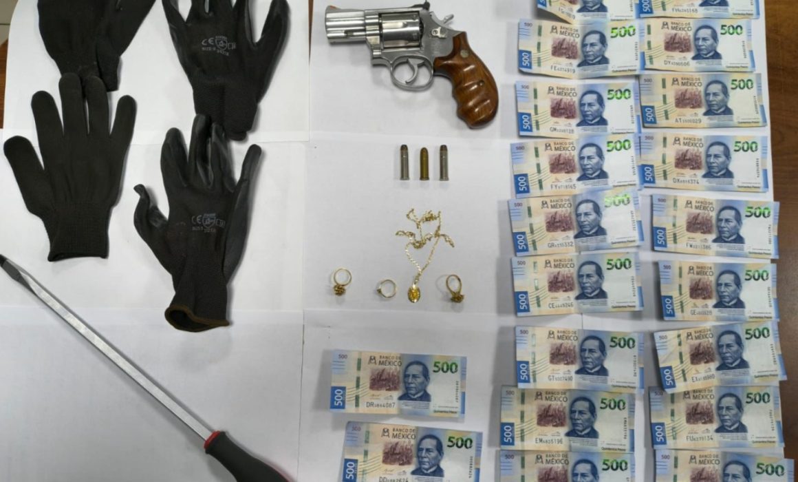 Caen 3 presuntos ladrones tras robo violento a vivienda en Neza
