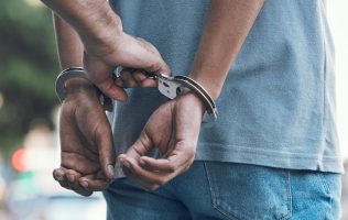 Capturan en San Juan Bautista a hombre acusado de robo en vía pública