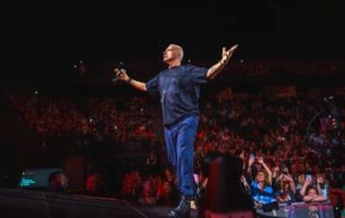 Celebra Eros Ramazzotti tres décadas de ‘Donde hay música’