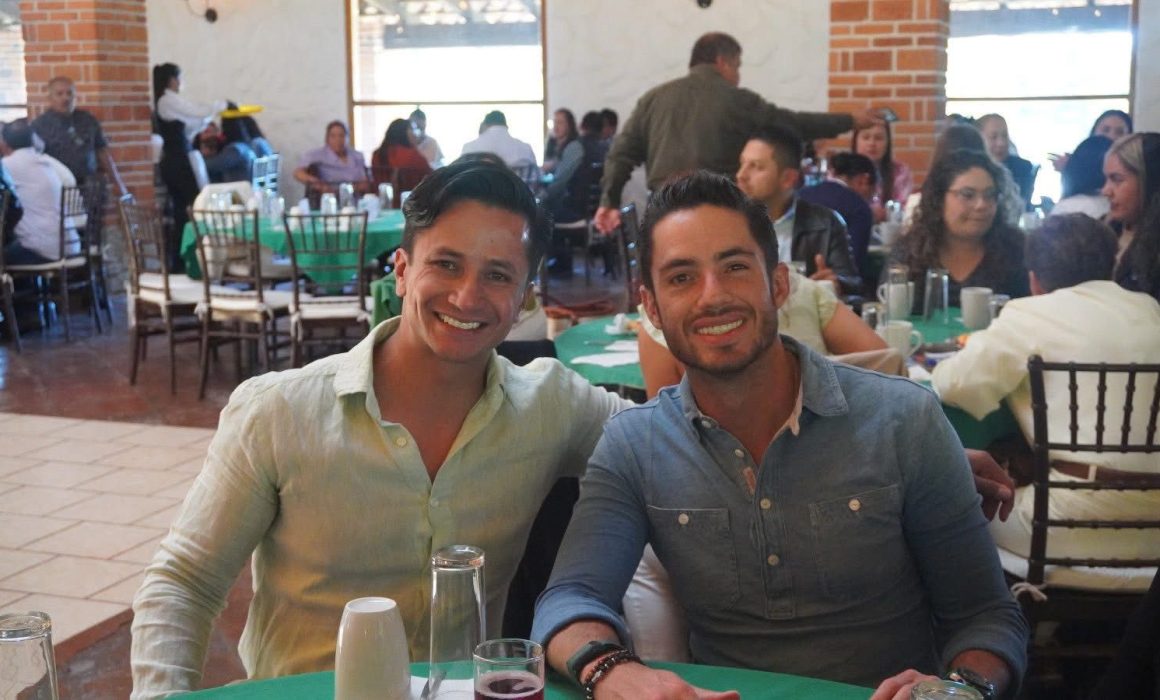 Celebra alcalde de Jilotzingo junto a Pepe Couttolenc a docentes