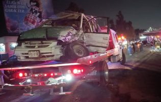 Chocan autos en carril del Mexibús y suspenden servicio