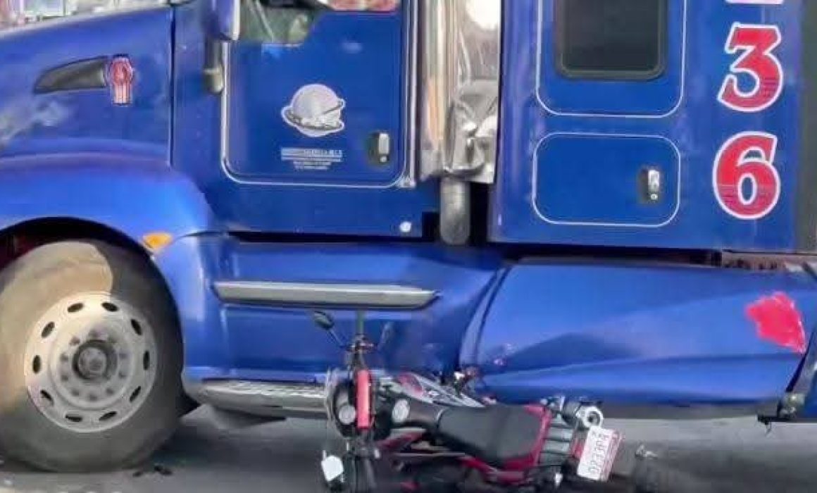 Chocan motociclistas contra tráiler; chofer huye y causa caos vial