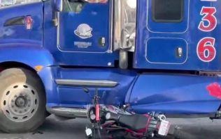Chocan motociclistas contra tráiler; chofer huye y causa caos vial