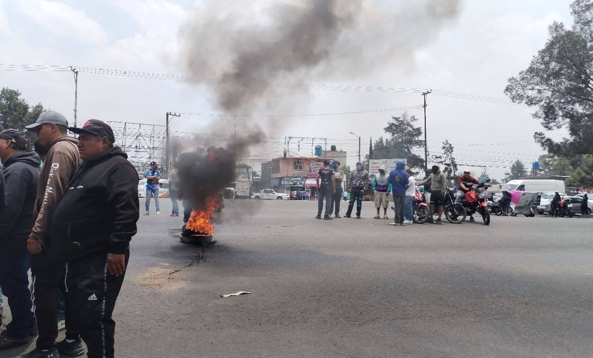 Cierran la Texcoco-Lechería por riña entre mototaxistas de Atenco