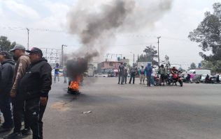Cierran la Texcoco-Lechería por riña entre mototaxistas de Atenco