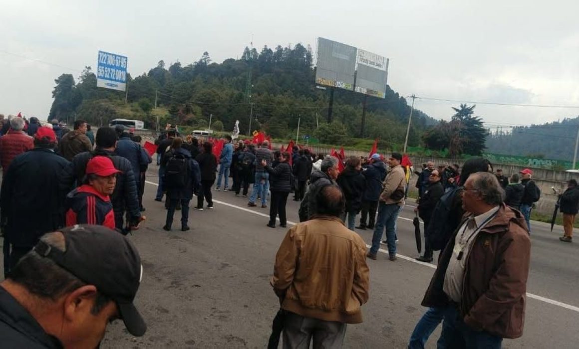 Cierran trabajadores del ININ la México-Toluca por demandas laborales