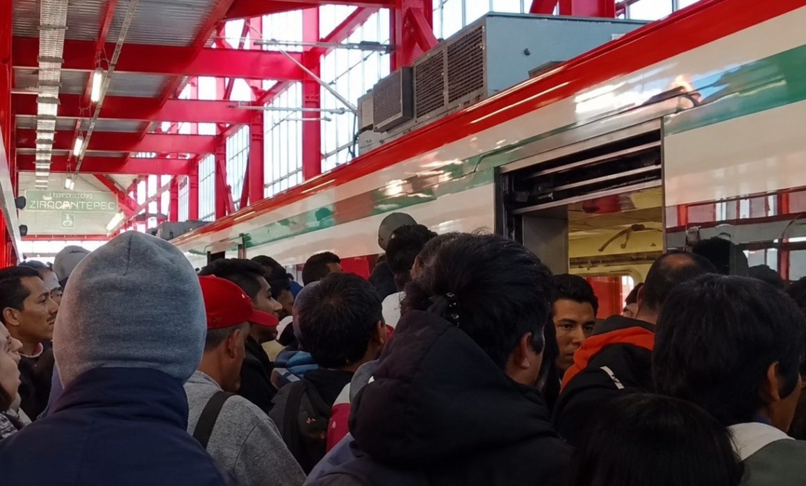 Colapsa Tren Suburbano al AIFA; desalojan a pasajeros en La Loma