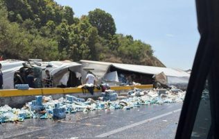 Colapsa la Amecameca-Cuautla tras aparatosa volcadura de tráiler