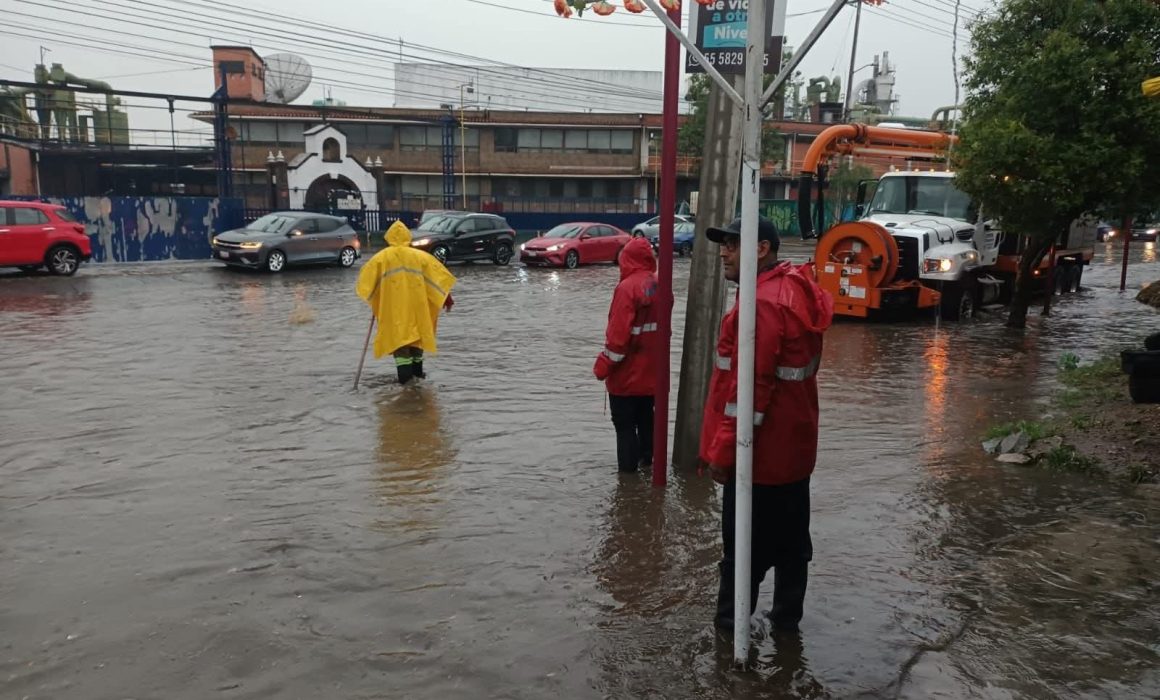 Colapsa muro y lluvias frenan paso del Suburbano en Tlalnepantla